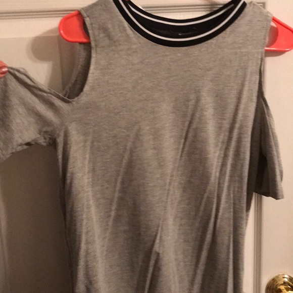 H&M divides t shirt. Great to wear on casual days - Picture 4 of 4